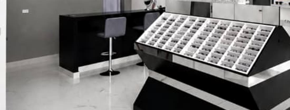 Interior da Óticas Master com expositor de armações